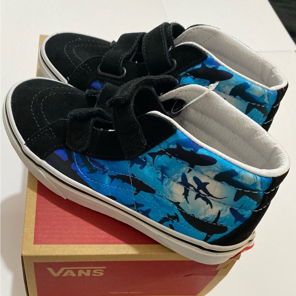 Kids 2.5 Shark Swim Sk8-Mid Vans
